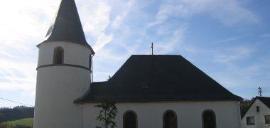 Außenansicht der evangelischen Kirche in Eckersweiler mit ihrem Rundturm