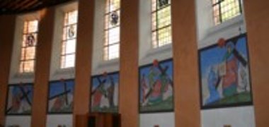 Fenster mti Wandbildern in der Kirche in Heimbach