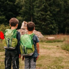 Zwei Jungs mit dem Entdecker-Rucksack auf dem Rücken