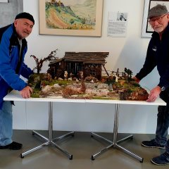 Günther Heinz und Daniel Jürgen tragen eine Krippe herein für die Krippenausstellung in Baumholder.