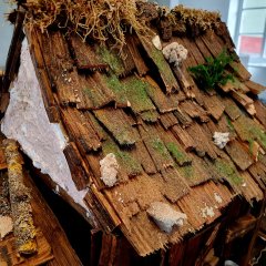 Urige Dachschindeln aus Holz auf einer Krippe in der Krippenausstellung in Baumholder