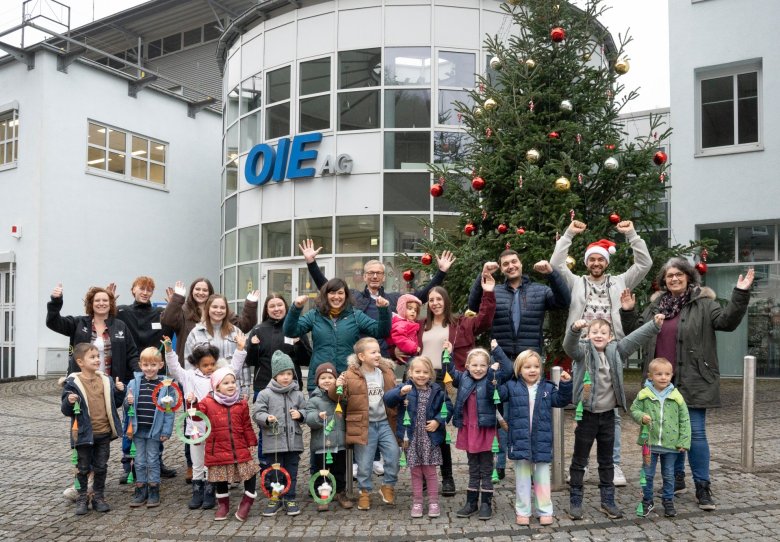 Die Kinder der beiden Gewinner-Kindergärten präsentieren stolz ihren selbstgebastelten Fensterschmuck vor dem OIE Verwaltungsgebäude – gemeinsam mit Florian Schmidt, Kommunalbetreuer der OIE, und Thomas Johann, Vorstand der OIE. Die Kinder der beiden Gewinner-Kindergärten präsentieren stolz ihren selbstgebastelten Fensterschmuck vor dem OIE Verwaltungsgebäude – gemeinsam mit Florian Schmidt, Kommunalbetreuer der OIE, und Thomas Johann, Vorstand der OIE.