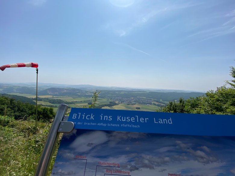 Drachenabflugplatz auf dem Historischen Amtsweg Burglichtenberg Panoramaschild und Aussicht vom Drachenabflugplatz auf dem Historischen Amtsweg Burglichtenberg