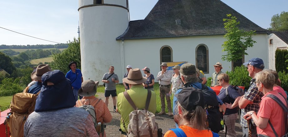 Wandergruppe in Eckersweiler an der Kirche auf dem Historischen Amtsweg Burglichtenberg
