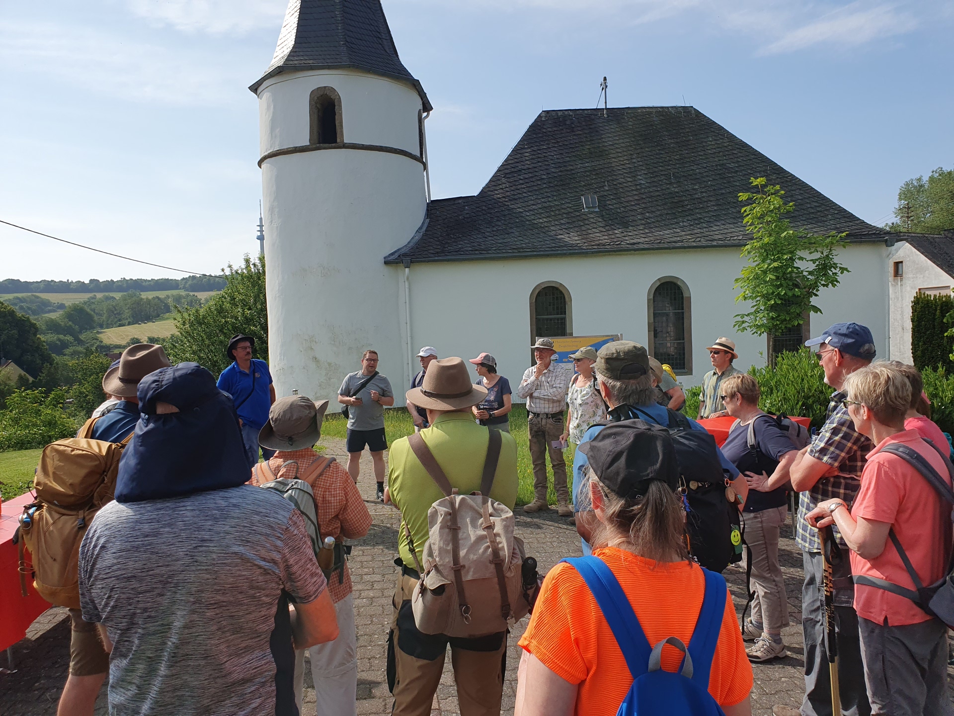 Wandergruppe in Eckersweiler an der Kirche auf dem Historischen Amtsweg Burglichtenberg