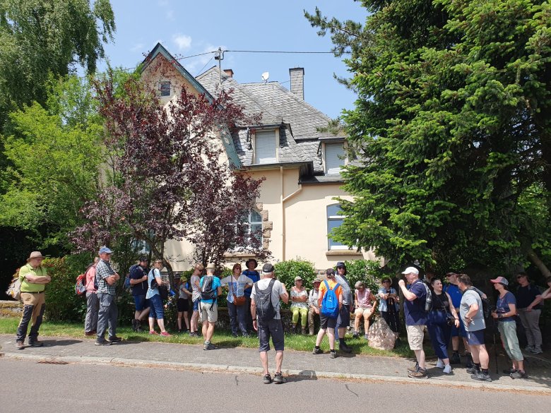 Wandergruppe vor dem alten Amtshaus in Berschweiler auf dem Historischen Amtsweg Burglichtenberg