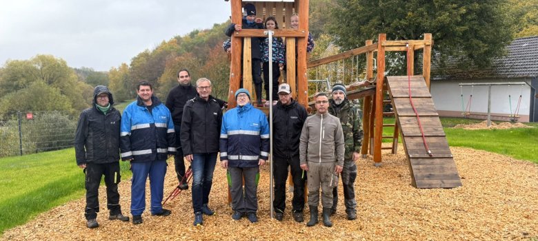 Die Dorfgemeinschaft Berglangenbach freut sich mit Bürgermeister Kurt Jenet und OIE Vorstand Thomas Johann über den neuen Spielplatz am Dorfgemeinschaftshaus Helfer aus Berglangenbach und Thomas Johann von der OIE stehen vor den Spielgeräten auf dem neuen Spielplatz in Berglangenbach.