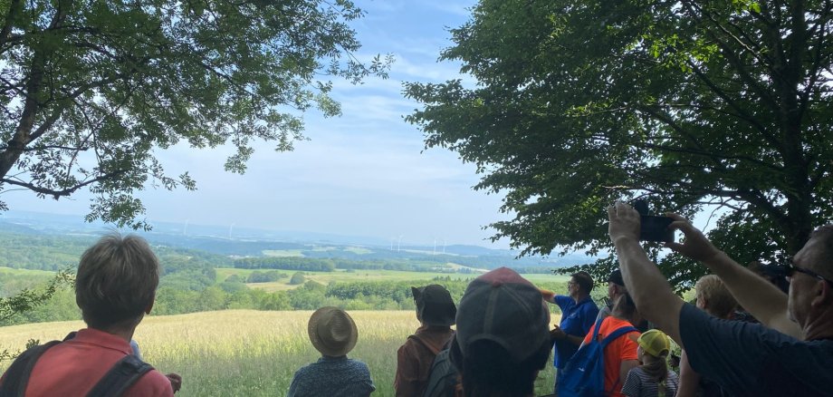 Eine Wandergruppe am Ausblick in den Hunsrück auf dem Historischen Amtsweg Burglichtenberg in Eckersweiler