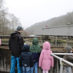 Kita Ruschberg kleine Weltenentdecker besuchen dieKläranlage in Baumholder bei Denis Lachance am Klärbecken
