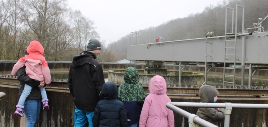 Kita Ruschberg kleine Weltenentdecker besuchen dieKläranlage in Baumholder bei Denis Lachance am Klärbecken