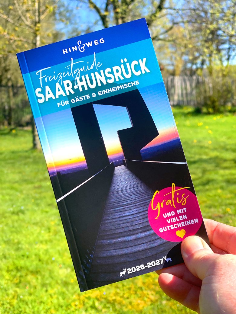 Freizeitguide mit Tipps und Gutscheinen für Erlebnisse in Natur und Kultur im Raum Saar Hunsrück Die Urlaubssaison beginnt – und mit ihr ein ganz besonderer Begleiter: die neue Ausgabe von „Hin & Weg“. Frisch, inspirierend und voller Ideen lädt der beliebte Freizeitguide dazu ein, den Saar-Hunsrück mit neuen Augen zu entdecken. Zwischen sanften Hügeln, dichten Wäldern und charmanten Orten verbirgt sich eine Region voller Möglichkeiten. Genau hier setzt „Hin & Weg“ an: mit liebevoll ausgewählten Tipps, echten Geheimfavoriten und Erlebnissen, die lange im Gedächtnis bleiben. Ob auf der Suche nach Abenteuer, Erholung oder genussvollen Auszeiten, ob Single oder Familie – dieser Guide wird schnell zum persönlichen Wegweiser für besondere Augenblicke. Seit 2017 begleitet er Einheimische wie Gäste auf ihren Entdeckungstouren – Jahr für Jahr mit viel Herzblut von der Werbeagentur Domino in Damflos neu gestaltet und weiterentwickelt. Auf über 100 Seiten öffnet sich eine wahre Schatzkiste: spannende Aktivitäten, beeindruckende Sehenswürdigkeiten und Ausflugsziele, die Lust machen, einfach loszuziehen. Es sind genau diese kleinen und großen Entdeckungen – versteckte Pfade, weite Ausblicke, stille Lieblingsorte – die den Saar-Hunsrück so einzigartig machen. Und das Beste: „Hin & Weg“ ist immer griffbereit. Kostenlos erhältlich in Touristinformationen, Freizeiteinrichtungen und bei zahlreichen Partnern der Region – oder ganz bequem online zum Durchstöbern und Planen der nächsten Auszeit. Ein besonderes Extra: attraktive Gutscheine und Rabatte, die jeden Ausflug nicht nur unvergesslich, sondern auch besonders lohnenswert machen. Also: Tasche packen, Guide einstecken – und los geht’s. Das nächste Abenteuer im Saar-Hunsrück wartet bereits.