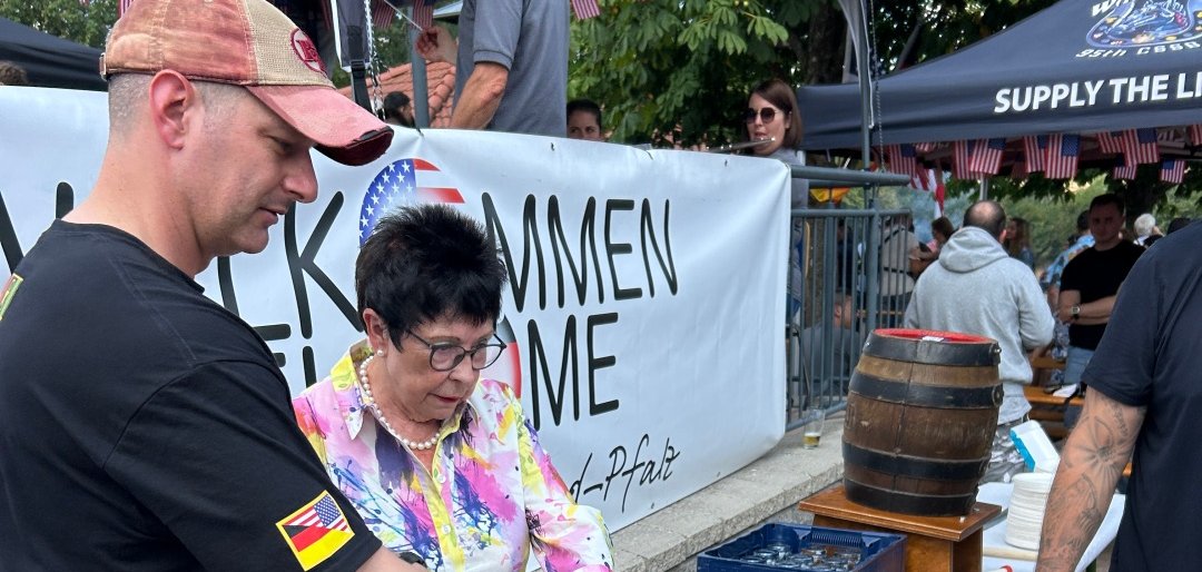 Deutsch-amerikanisches Grillfest in Rückweiler - Torte  mit den Flaggen von Deutschland und Amerika