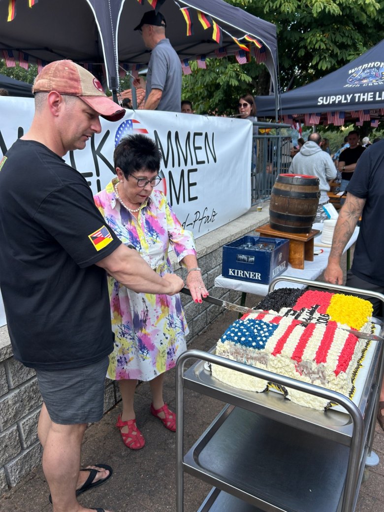 Deutsch-amerikanisches Grillfest in Rückweiler - Kuchen Deutsch-amerikanisches Grillfest in Rückweiler - Torte mit den Flaggen von Deutschland und Amerika