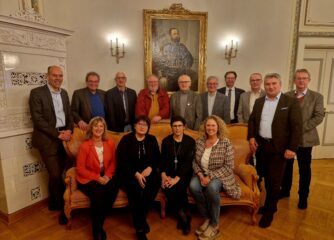 Vertreter der Gesellschafterversammlung der neu gegründeten Hunsrück-Nahe Tourismus. v.l.n.r. vordere Reihe: Anke Beilstein (Landrätin Kreis Cochem-Zell), Iris Müller (stellvertretende Geschäftsführerin Hunsrück-Nahe Tourismus), Katja Hilt (Geschäftsführerin Hunsrück-Nahe Tourismus), Bettina Dickes (Landrätin Kreis Bad Kreuznach), Miroslaw Kowalski (Landrat Kreis Birkenfeld) v.l.n.r. hintere Reihe: Volker Boch (Landrat Rhein-Hunsrück Kreis), Dr. Michael Vesper (Kreis Bad Kreuznach), Michael Pohl (Kreis Bad Kreuznach), Klaus Gewehr (Rhein-Hunsrück Kreis), Erwin Malkmus (Kreisbeigeordneter Kreis Mainz-Bingen), Hans-Josef Bracht (Rhein-Hunsrück Kreis), Andreas Hackethal (Landrat Bernkastel-Wittlich), Stefan Ding (Bürgermeister Hermeskeil, Tourismusverband Hunsrück-Nahe), Uwe Engelmann (Bürgermeister Nahe-Glan, Tourismusverband Hunsrück-Nahe)