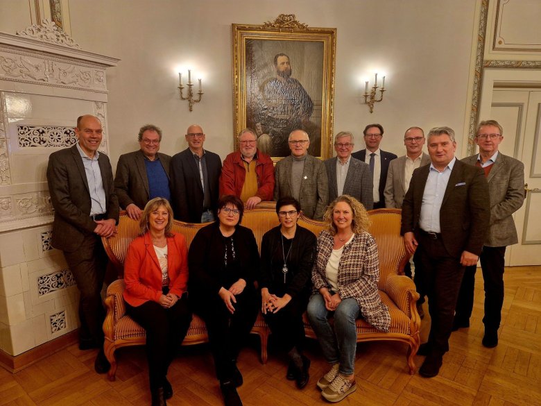 Vertreter der Gesellschafterversammlung der neu gegründeten Hunsrück-Nahe Tourismus. v.l.n.r. vordere Reihe: Anke Beilstein (Landrätin Kreis Cochem-Zell), Iris Müller (stellvertretende Geschäftsführerin Hunsrück-Nahe Tourismus), Katja Hilt (Geschäftsführerin Hunsrück-Nahe Tourismus), Bettina Dickes (Landrätin Kreis Bad Kreuznach), Miroslaw Kowalski (Landrat Kreis Birkenfeld) v.l.n.r. hintere Reihe: Volker Boch (Landrat Rhein-Hunsrück Kreis), Dr. Michael Vesper (Kreis Bad Kreuznach), Michael Pohl (Kreis Bad Kreuznach), Klaus Gewehr (Rhein-Hunsrück Kreis), Erwin Malkmus (Kreisbeigeordneter Kreis Mainz-Bingen), Hans-Josef Bracht (Rhein-Hunsrück Kreis), Andreas Hackethal (Landrat Bernkastel-Wittlich), Stefan Ding (Bürgermeister Hermeskeil, Tourismusverband Hunsrück-Nahe), Uwe Engelmann (Bürgermeister Nahe-Glan, Tourismusverband Hunsrück-Nahe)