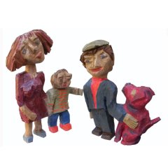 grob geschnitzte bunte Holzfiguren von Karin Waldmann. Eine Frau, ein Mann, ein Kind und ein roter Hund.