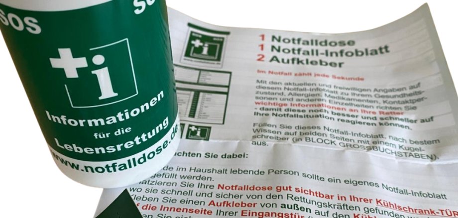 Notfalldose für Senioren und Seniorinnen: Grünweise Dose mit dem Aufdruck "Informationen für die Lebensrettung"