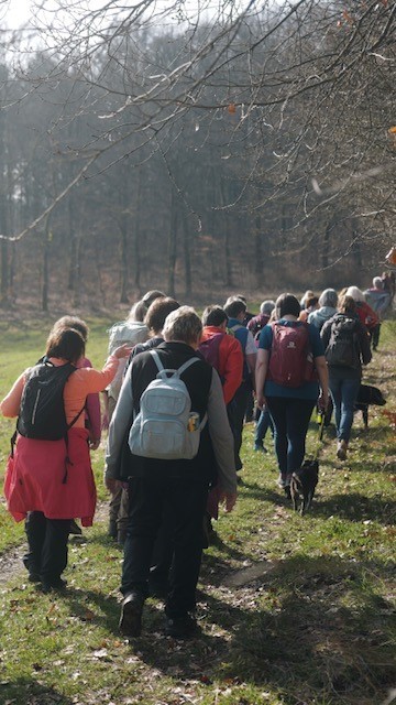 Frauentagwanderung mit Silke Heinen in Heimbach. Eine große Gruppe von Frauen, die eine gemeinsame Wanderung machen.