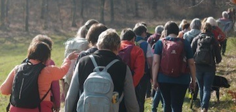 Frauentagwanderung mit Silke Heinen in Heimbach. Eine große Gruppe von Frauen, die eine gemeinsame Wanderung machen.
