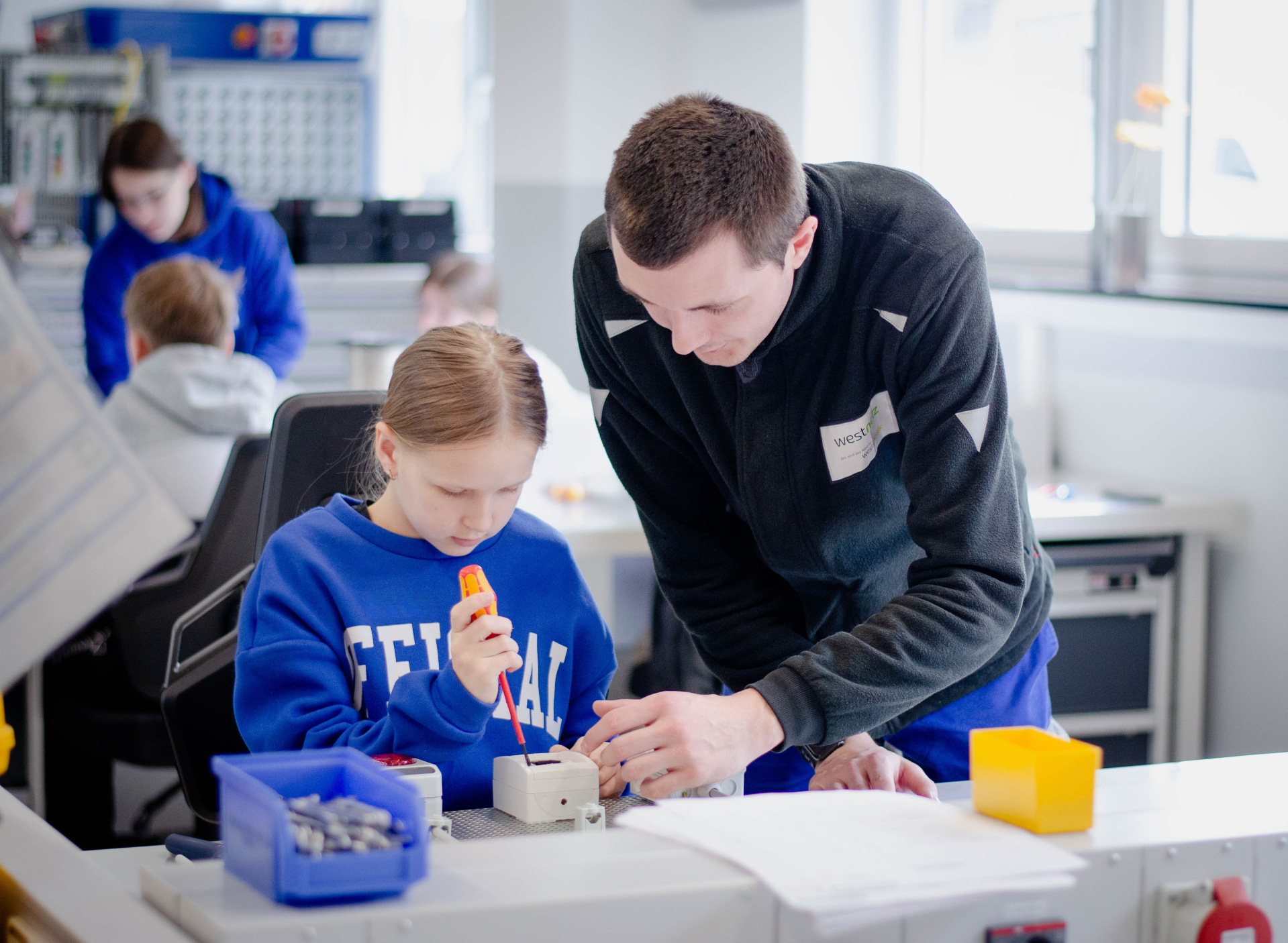 Im Rahmen des Girls‘Day bietet Westnetz, der Verteilnetzbetreiber der OIE, zwölf Mädchen einen Einblick in die technische Berufsausbildung