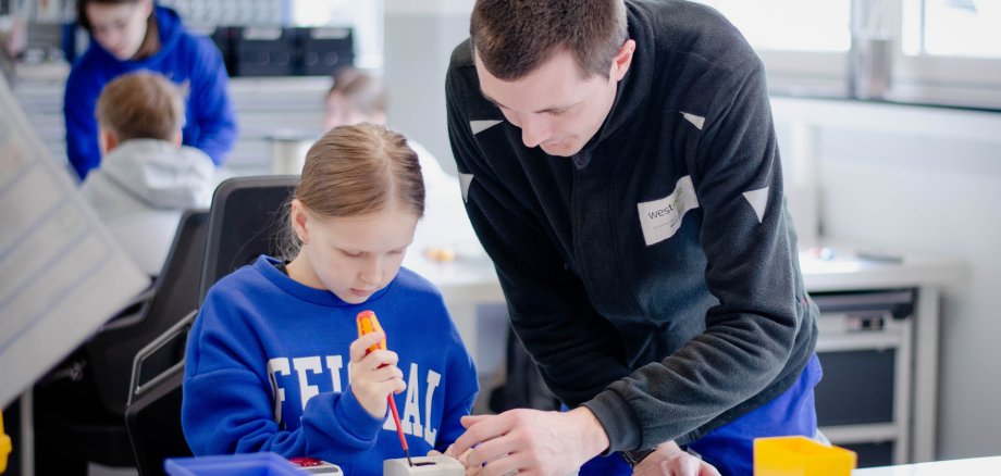 Im Rahmen des Girls‘Day bietet Westnetz, der Verteilnetzbetreiber der OIE, zwölf Mädchen einen Einblick in die technische Berufsausbildung Im Rahmen des Girls‘Day bietet Westnetz, der Verteilnetzbetreiber der OIE, zwölf Mädchen einen Einblick in die technische Berufsausbildung