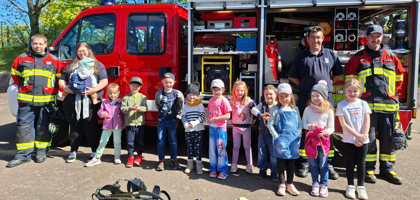 Brandschutzerziehung in der Kita Rückweiler. Alle Kinder stehen vor dem großen Feuerwehrauto