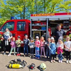 Brandschutzerziehung in der Kita Rückweiler. Alle Kinder stehen vor dem großen Feuerwehrauto