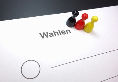 Wahlzettel mit schwarz-rot-goldenen Männchen Wahlzettel mit schwarz-rot-goldenen Männchen