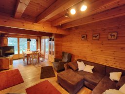 Ferienhaus Blockhaus in Eckersweiler - Wohnbereich mit Schlafcouch und Kamin Ferienhaus Blockhaus in Eckersweiler - Wohnbereich mit Schlafcouch und Kamin