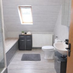 Ferienwohnung Hebels Auszeit in Heimbach - Badezimmerfenster mit Sitzbank