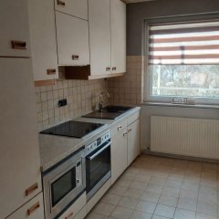 Ferienhaus Hebels Auszeit in Heimbach -  Küche mit Spüle, Herd, Backofen und Schränken