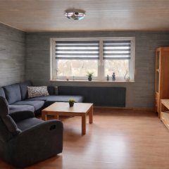 Ferienwohnung Hebels Auszeit in Heimbach - Wohnzimmer eingerichtet mit Couch, Sessel, Tisch, Schrankwand und Fernseher