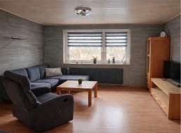 Ferienwohnung Hebels Auszeit in Heimbach - Wohnzimmer Ferienwohnung Hebels Auszeit in Heimbach - Wohnzimmer eingerichtet mit Couch, Sessel, Tisch, Schrankwand und Fernseher
