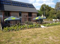 Außenbereich mit eingezäuntem Garten Außenbereich mit eingezäuntem Garten