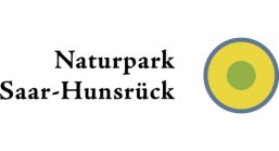 Logo des Naturpark Saar-Hunsrück. Ein Kreis mit 3 Farben. Blau, gelb und grün