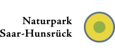Logo des Naturpark Saar-Hunsrück. Ein Kreis mit 3 Farben. Blau, gelb und grün