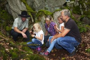 Ein Ranger mit einer Familie auf einer Tour durch den Nationalpark Hunsrück-Hochwald Ein Ranger mit einer Familie auf einer Tour durch den Nationalpark Hunsrück-Hochwald