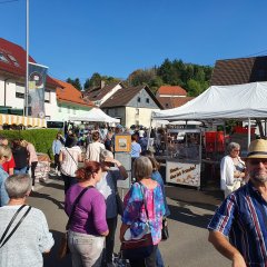 Markttreiben auf dem Bauernmarkt in Berglangenbach