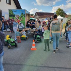 Traktorfahrer auf dem Bauernmarkt in Berglangenbach