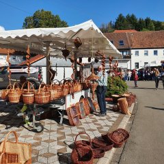 Korbflechter auf dem Bauernmarkt in Berglangenbach