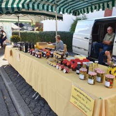 Honig und Marmelade auf dem Bauernmarkt in Berglangenbach