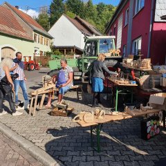 Holzschnitzer auf dem Bauernmarkt in Berglangenbach