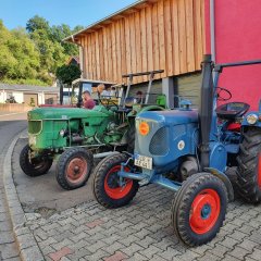 Traktoren auf dem Bauernmarkt in Berglangenbach