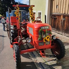 Traktor auf dem Bauernmarkt in Berglangenbach