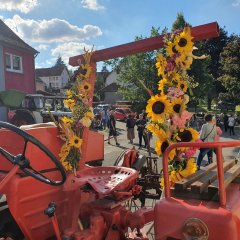 Mit Sonnenblumen geschmückter Traktor auf dem Bauernmarkt in Berglangenbach