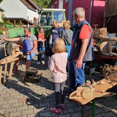 Holzschnitzer auf dem Bauernmarkt in Berglangenbach