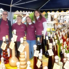Familie Zimmer vor ihrem Likörstand auf dem Bauernmarkt in Berglangenbach