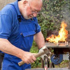 Reinhold Götten am Amboss