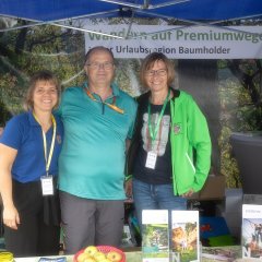 Das Team von der Tourist-Info mit ihrem Stand auf dem Bauernmarkt in Berglangenbach