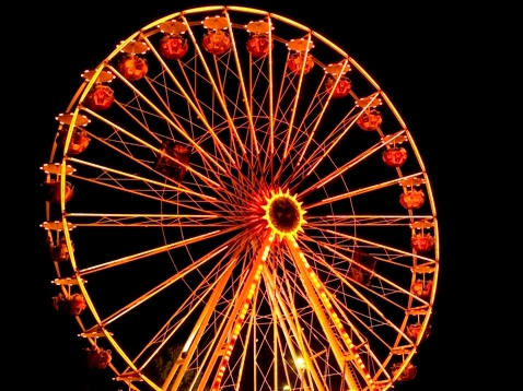 Beleuchtetes Riesenrad vor schwarzem Nachthimmel in Baumholder